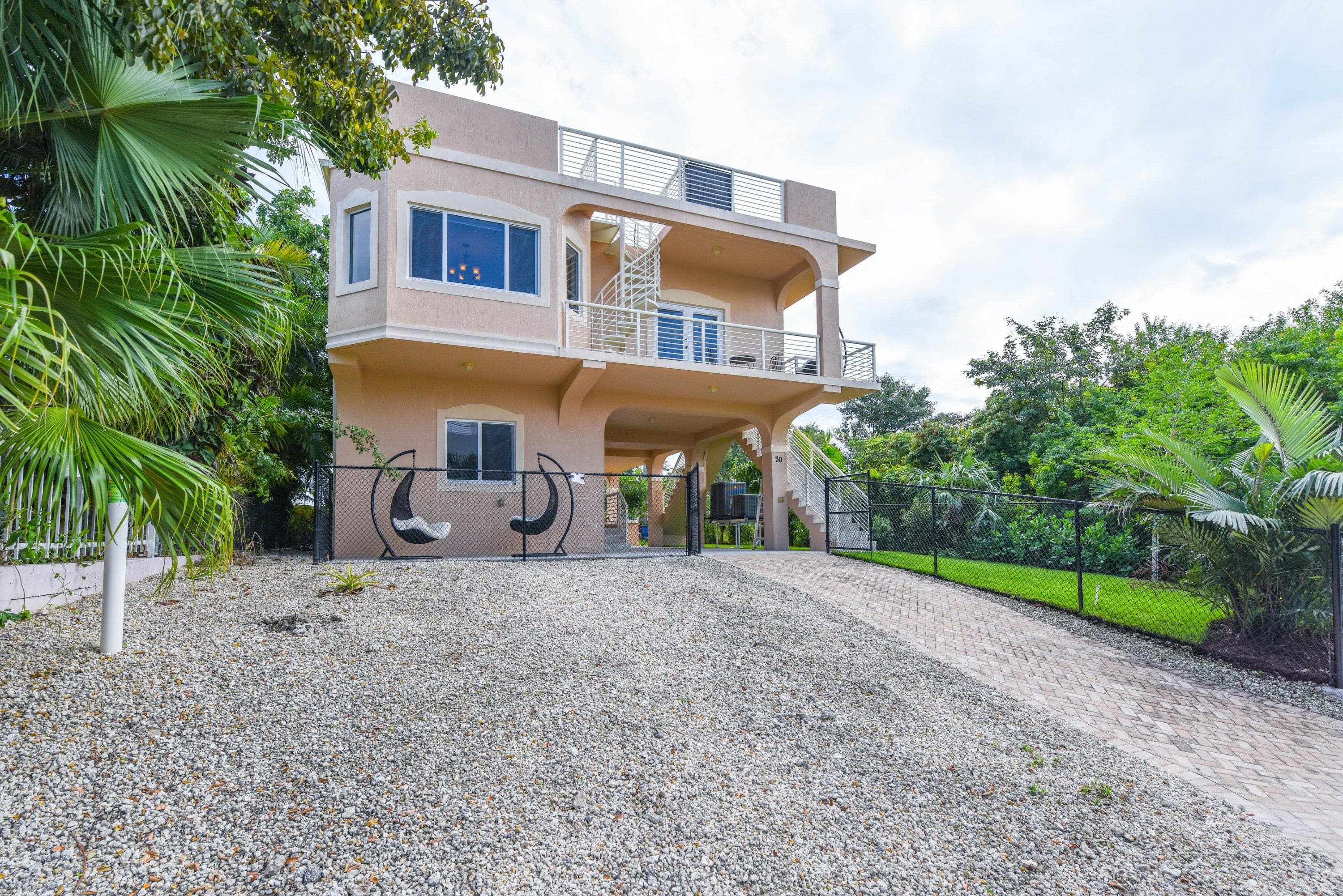 30 Lakeview Drive, Key Largo, FL 33037 — Florida Keys real estate listing photo (photo 2 of 29)